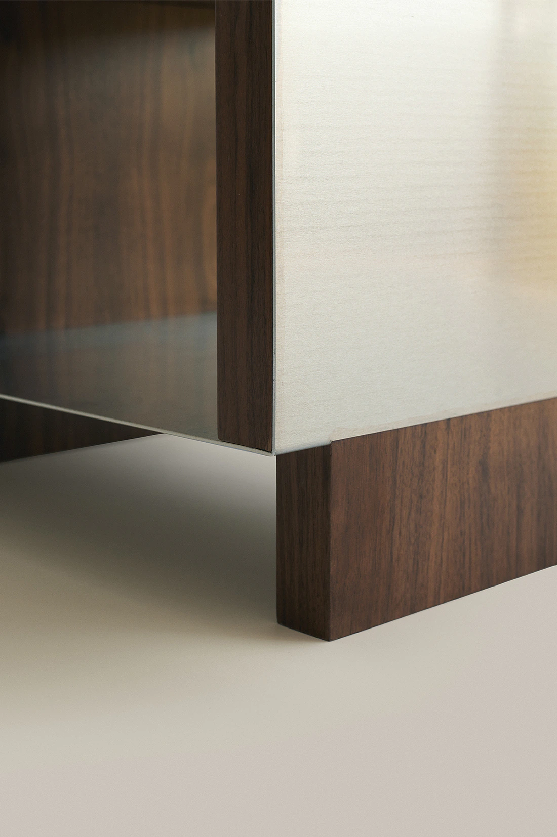 Walk in the Park Chair - Classic and organic design with mid-century curves, inspired by Scandinavian and modernist styles. Comfortable and suitable for various environments and people. Refined simplicity with a timeless aesthetic.