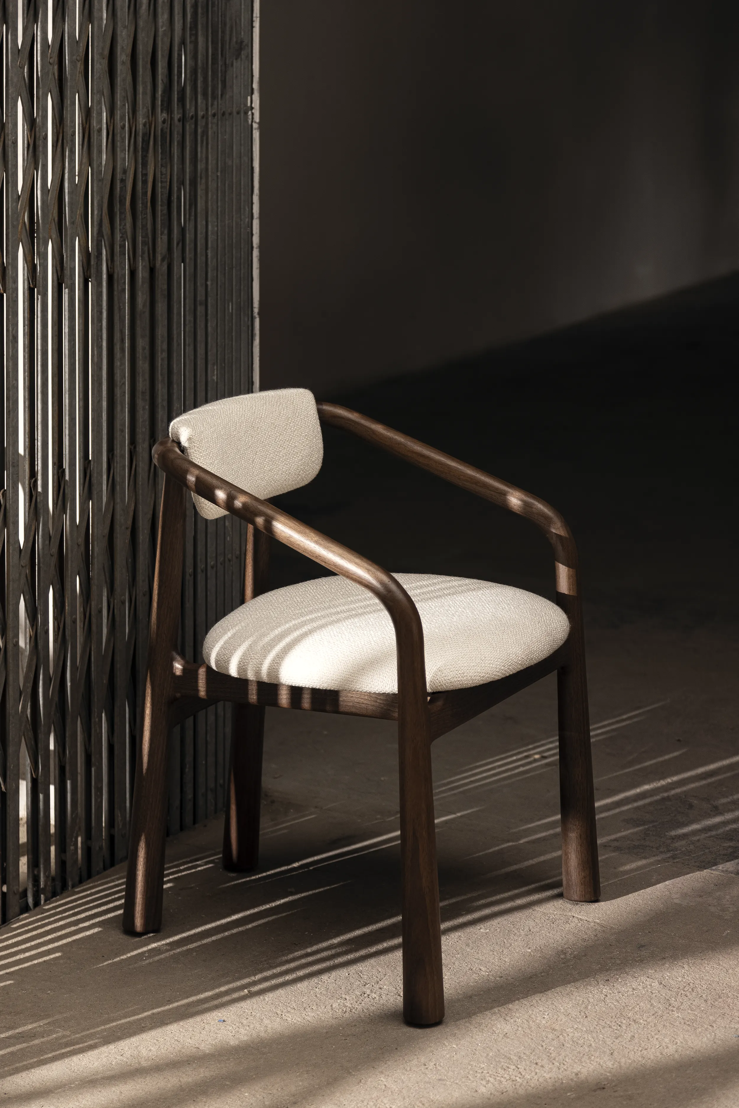 Walk in the Park Chair - Classic and organic design with mid-century curves, inspired by Scandinavian and modernist styles. Comfortable and suitable for various environments and people. Refined simplicity with a timeless aesthetic.