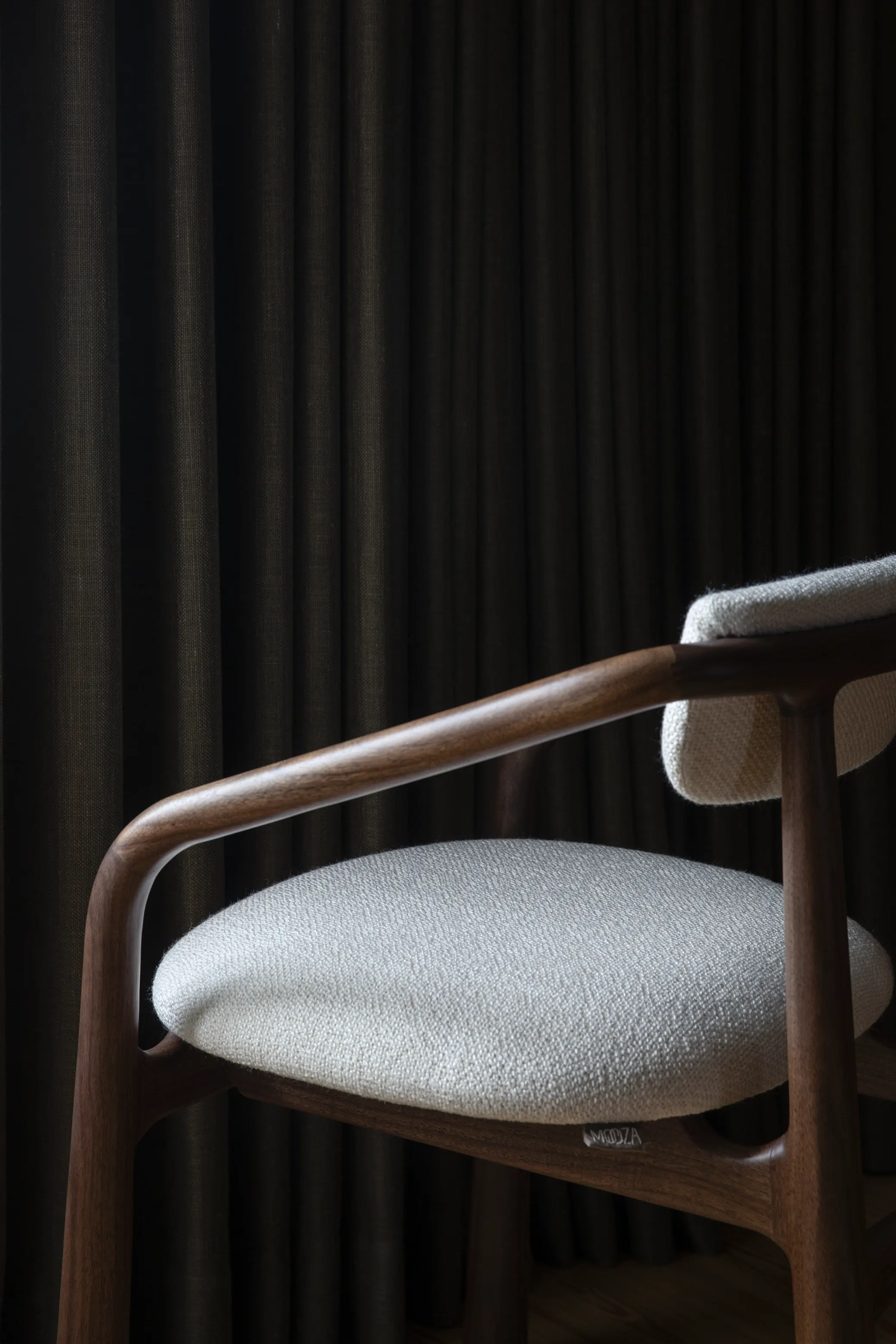 Walk in the Park Chair - Classic and organic design with mid-century curves, inspired by Scandinavian and modernist styles. Comfortable and suitable for various environments and people. Refined simplicity with a timeless aesthetic.