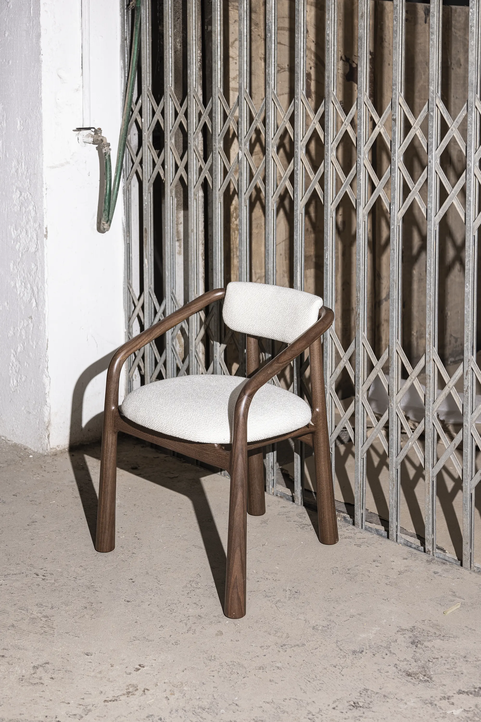 Walk in the Park Chair - Classic and organic design with mid-century curves, inspired by Scandinavian and modernist styles. Comfortable and suitable for various environments and people. Refined simplicity with a timeless aesthetic.