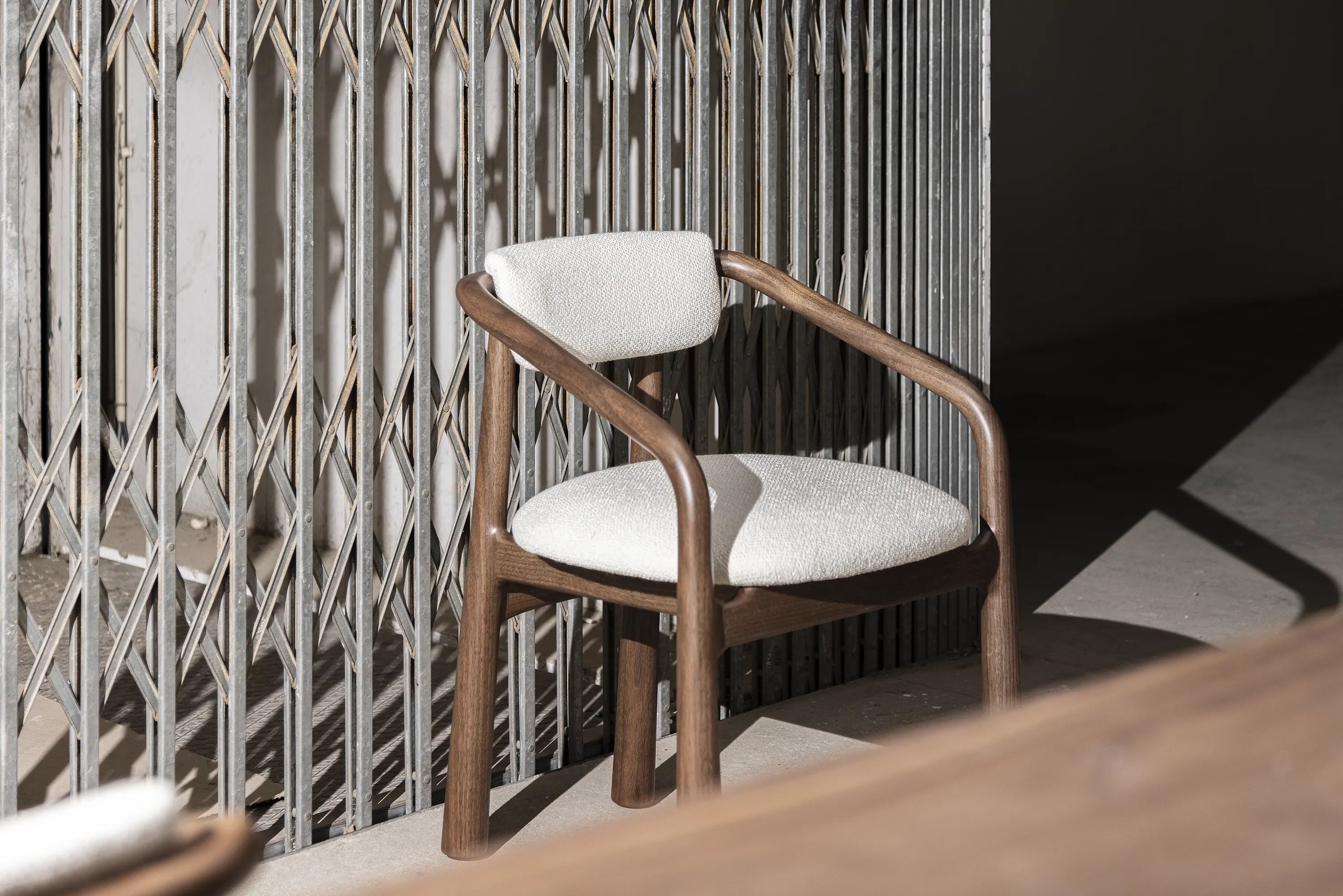 Walk in the Park Chair - Classic and organic design with mid-century curves, inspired by Scandinavian and modernist styles. Comfortable and suitable for various environments and people. Refined simplicity with a timeless aesthetic.